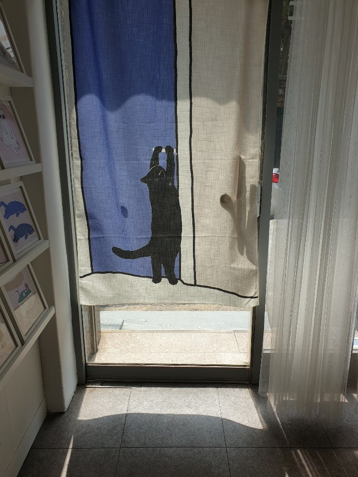 A cat that opens the door (fabric curtain)