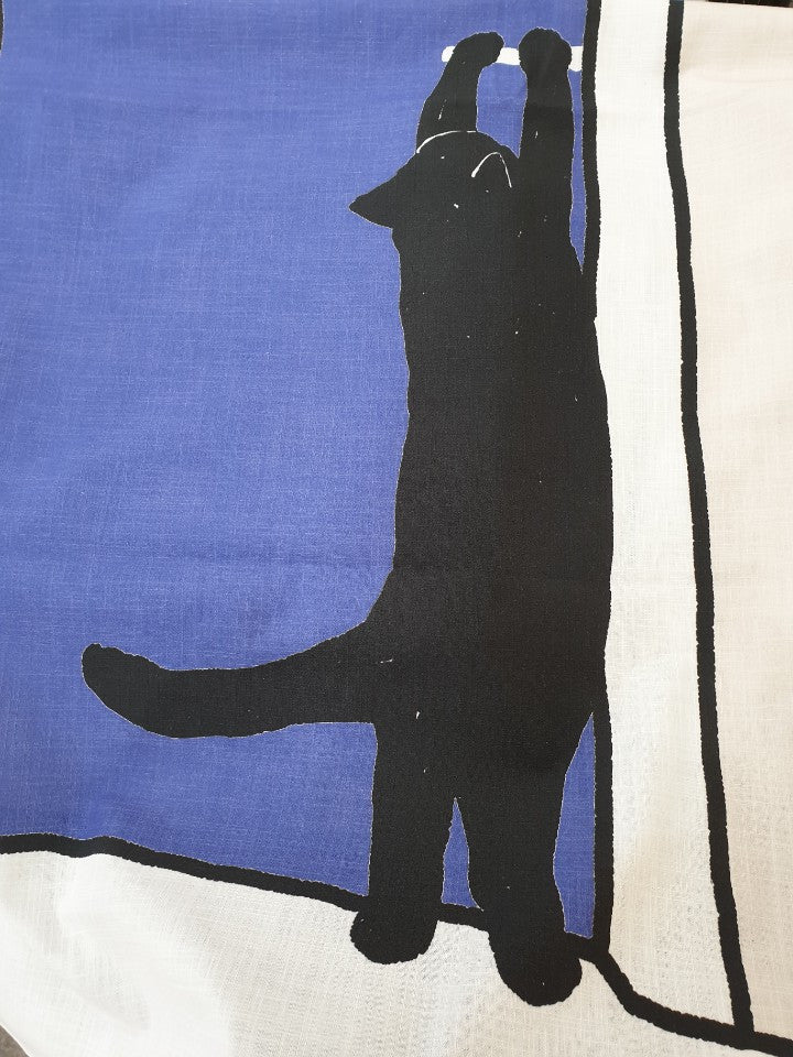 A cat that opens the door (fabric curtain)