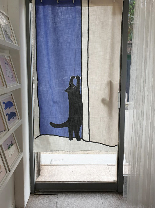 A cat that opens the door (fabric curtain)