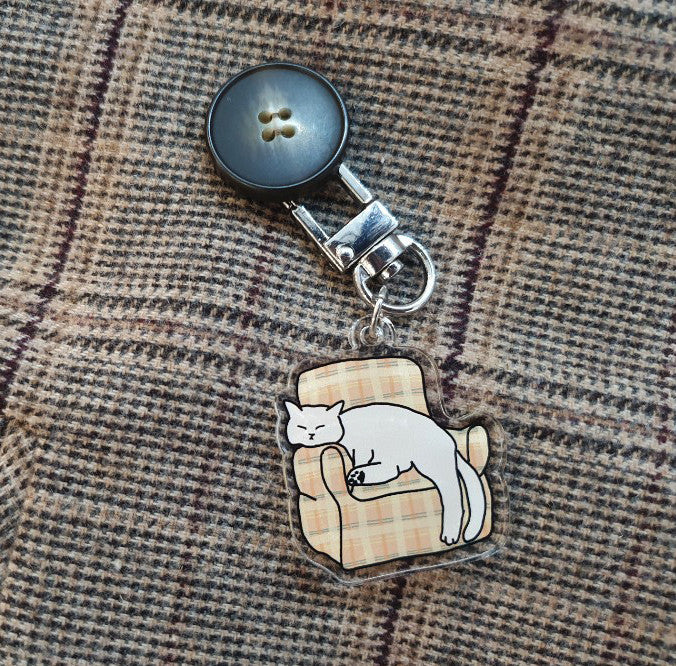 cat in the checkered sofa key holer